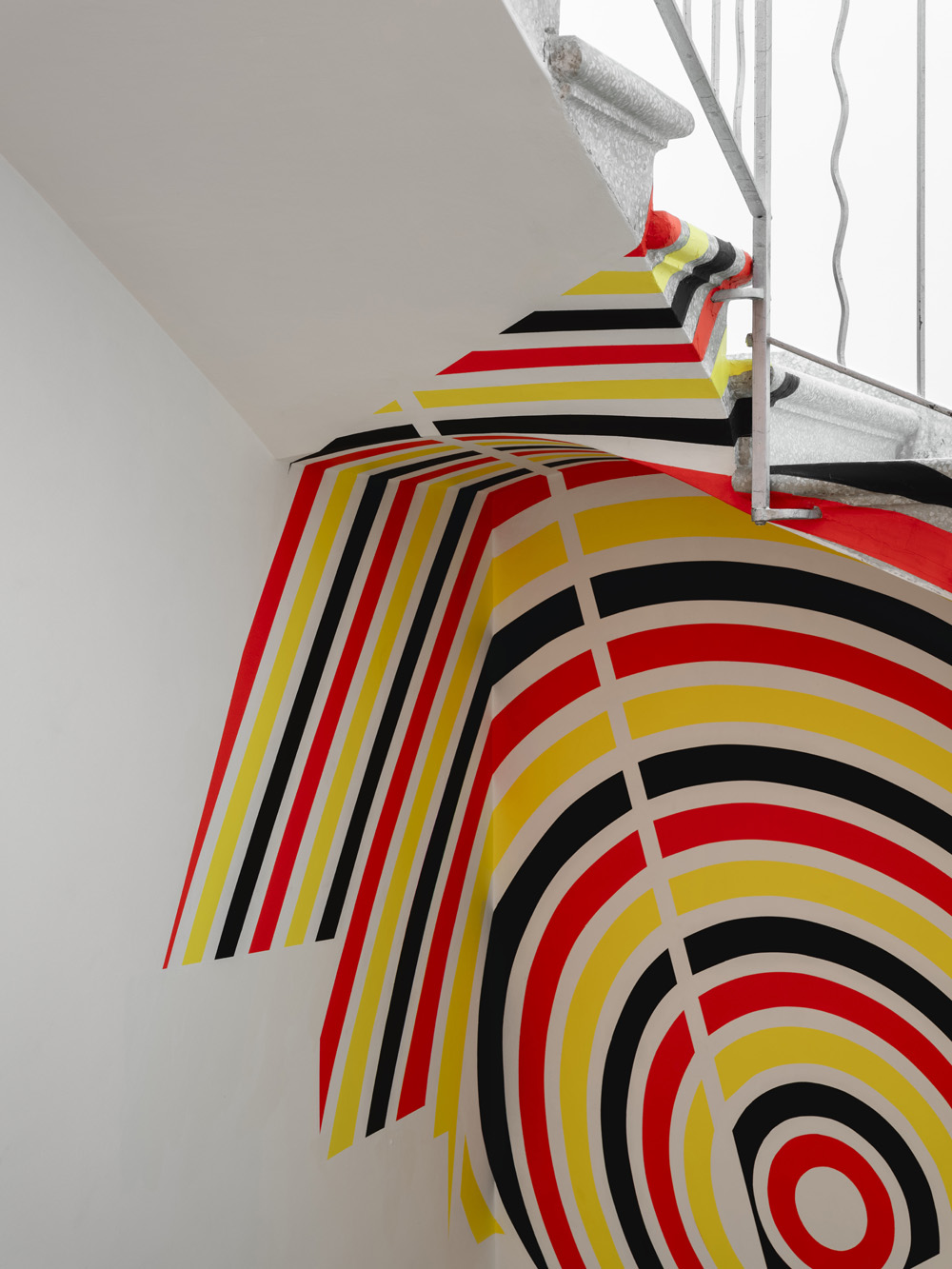 Triangle d’arcs et de cercles rouge, noir et jaune, Espagne, 2024, Exibition: Albarràn Bourdais gallery. Menorque.