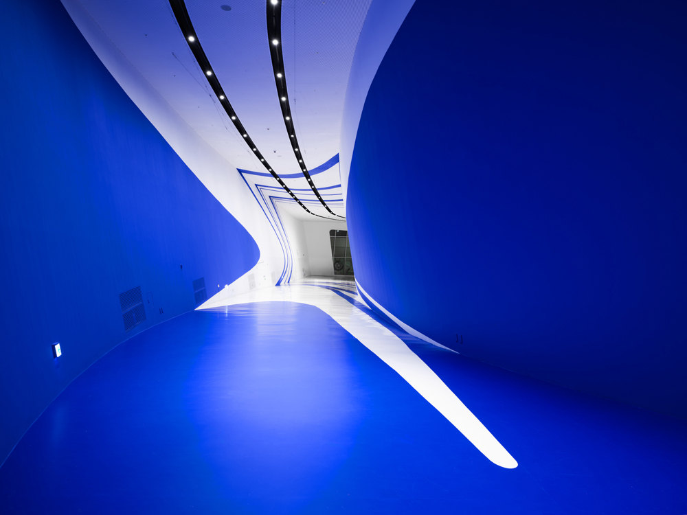 Through the elliptical blue, Dongdaemun Design Plaza Design, DDP Center Seoul, Corée du Sud, 2024, Exibition : Colors Shapes Movements