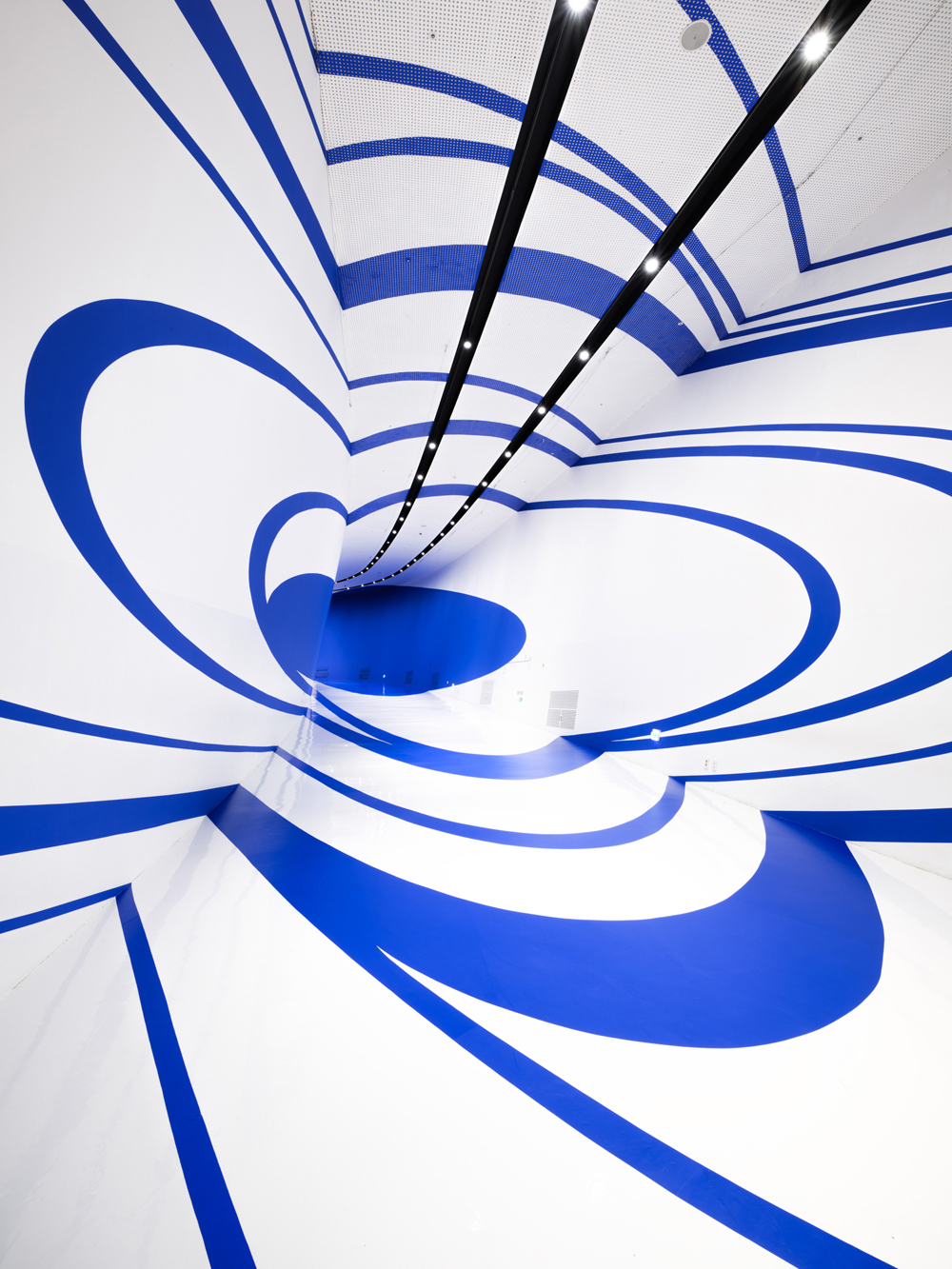 Through the elliptical blue, Dongdaemun Design Plaza Design, DDP Center Seoul, Corée du Sud, 2024, Exibition : Colors Shapes Movements