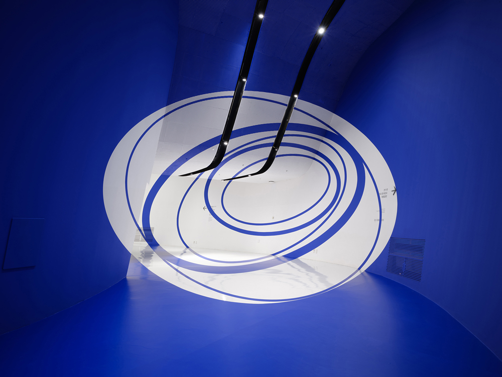Through the elliptical blue, Dongdaemun Design Plaza Design, DDP Center Seoul, Corée du Sud, 2024, Exibition : Colors Shapes Movements