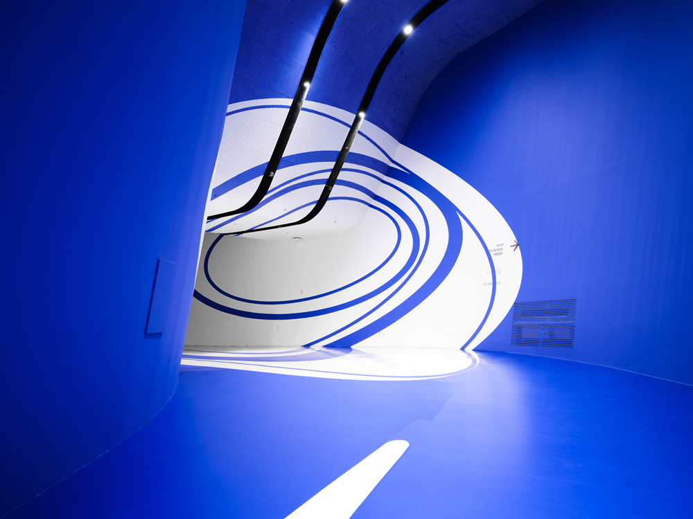 Through the elliptical blue, Dongdaemun Design Plaza Design, DDP Center Seoul, Corée du Sud, 2024, Exibition : Colors Shapes Movements
