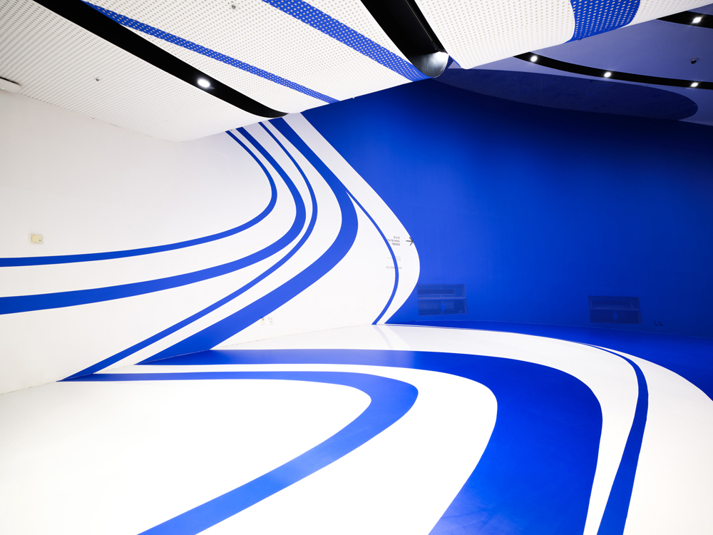 Through the elliptical blue, Dongdaemun Design Plaza Design, DDP Center Seoul, Corée du Sud, 2024, Exibition : Colors Shapes Movements