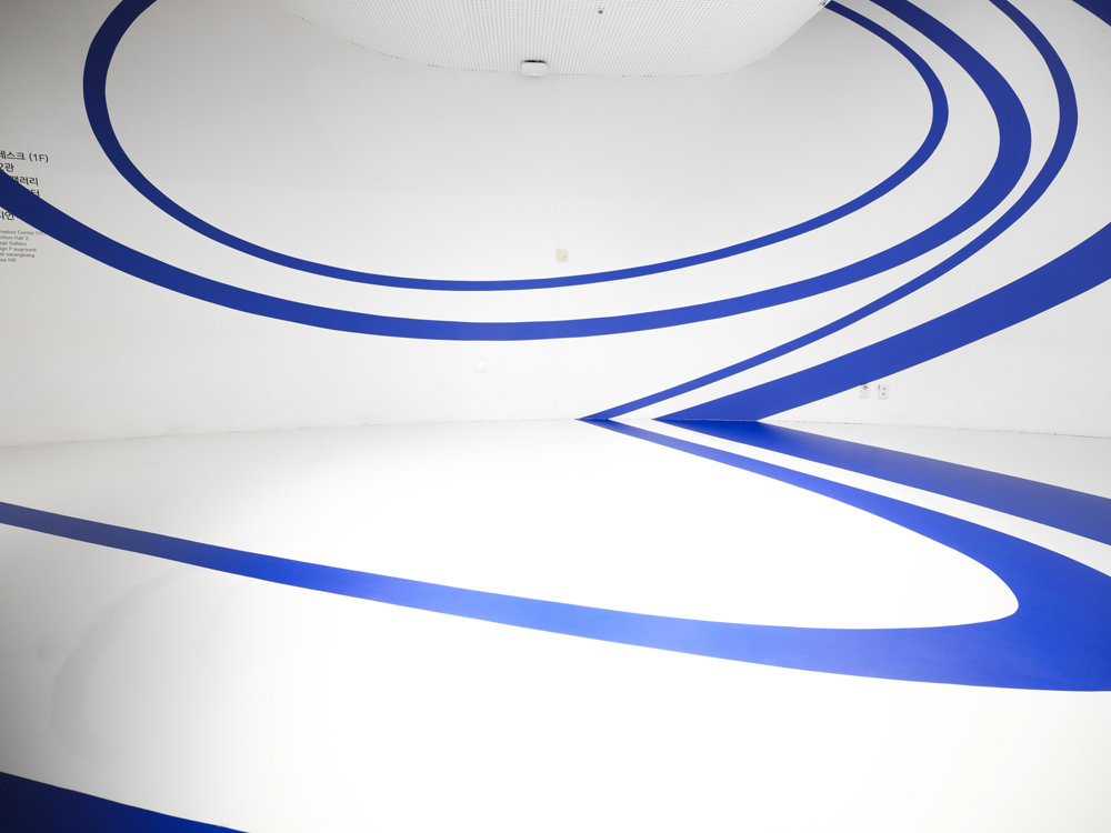 Through the elliptical blue, Dongdaemun Design Plaza Design, DDP Center Seoul, Corée du Sud, 2024, Exibition : Colors Shapes Movements