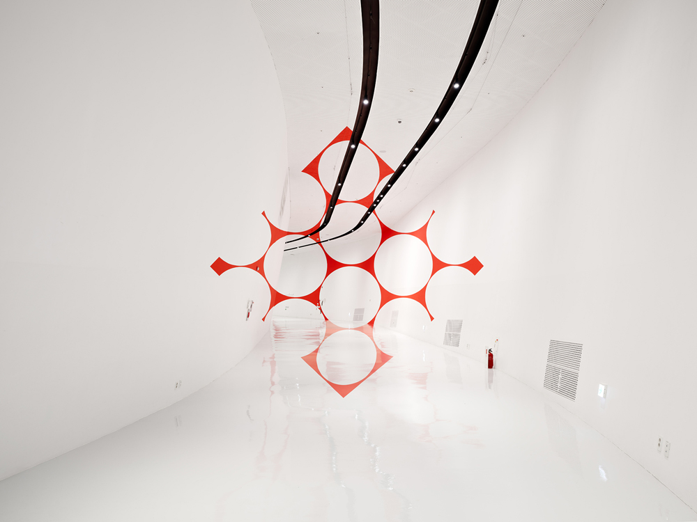Hollowed out red square, Dongdaemun Design Plaza Design, DDP Center Seoul, Corée du Sud, 2024, Exibition : Colors Shapes Movements