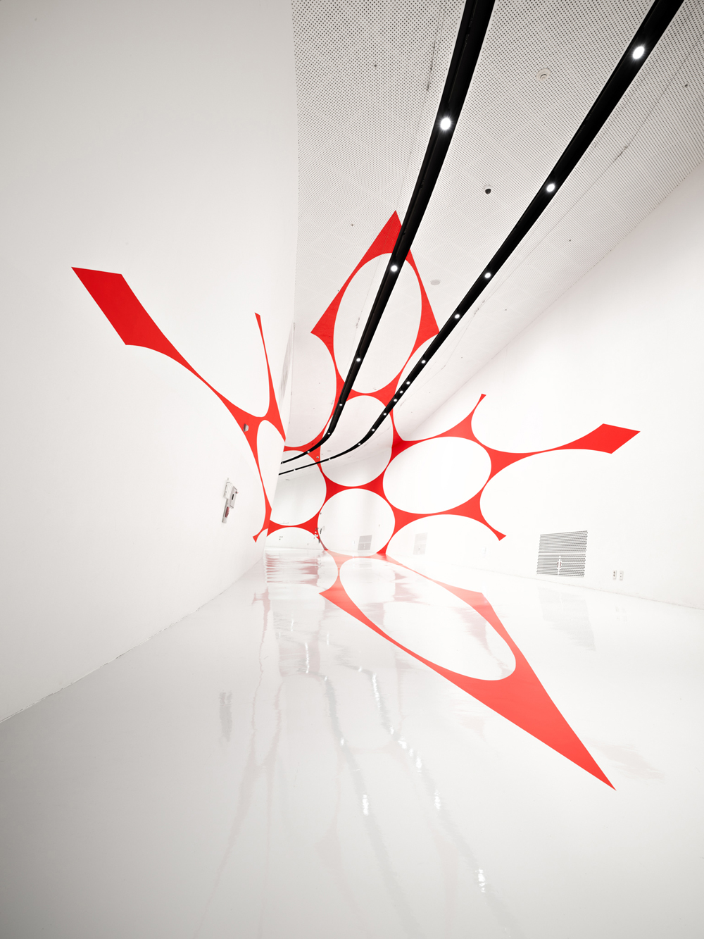 Hollowed out red square, Dongdaemun Design Plaza Design, DDP Center Seoul, Corée du Sud, 2024, Exibition : Colors Shapes Movements