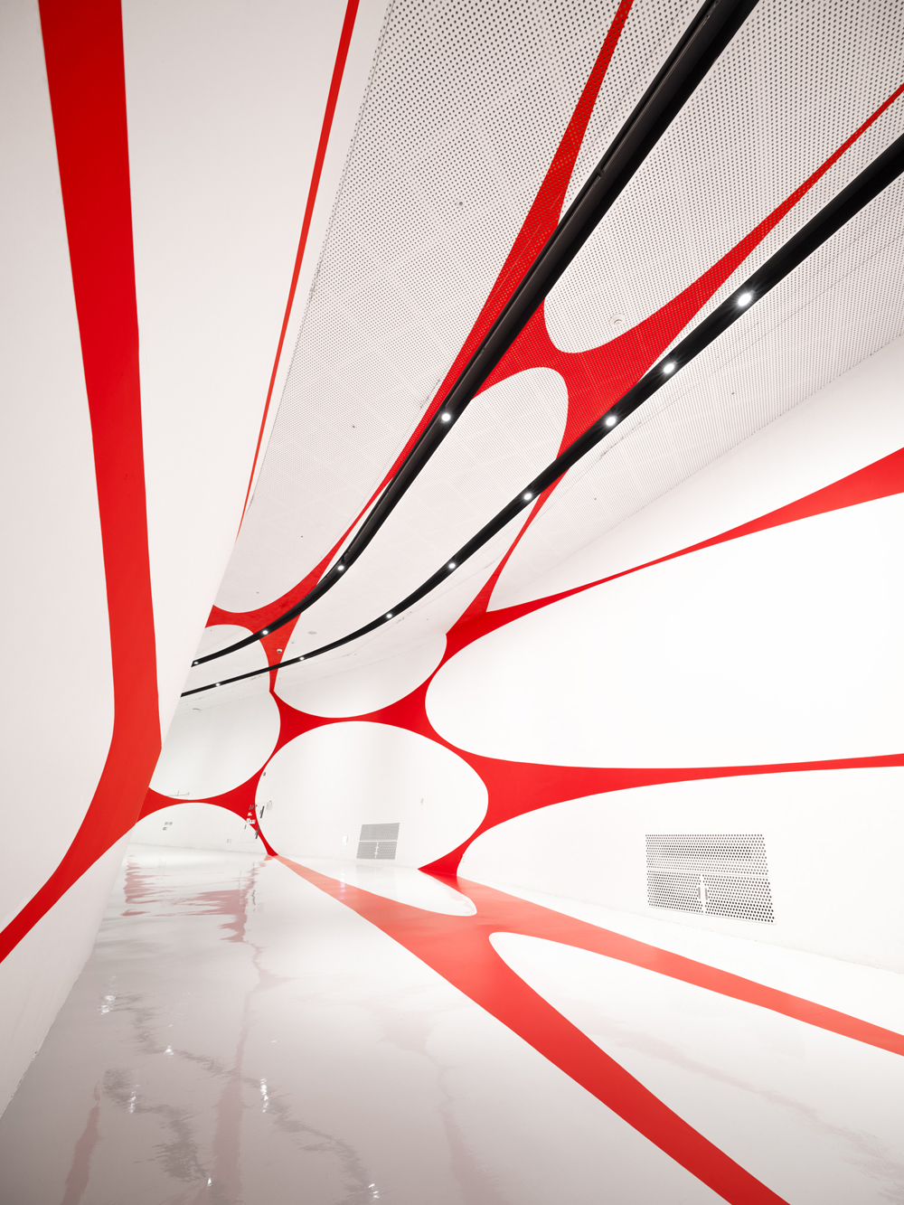 Hollowed out red square, Dongdaemun Design Plaza Design, DDP Center Seoul, Corée du Sud, 2024, Exibition : Colors Shapes Movements
