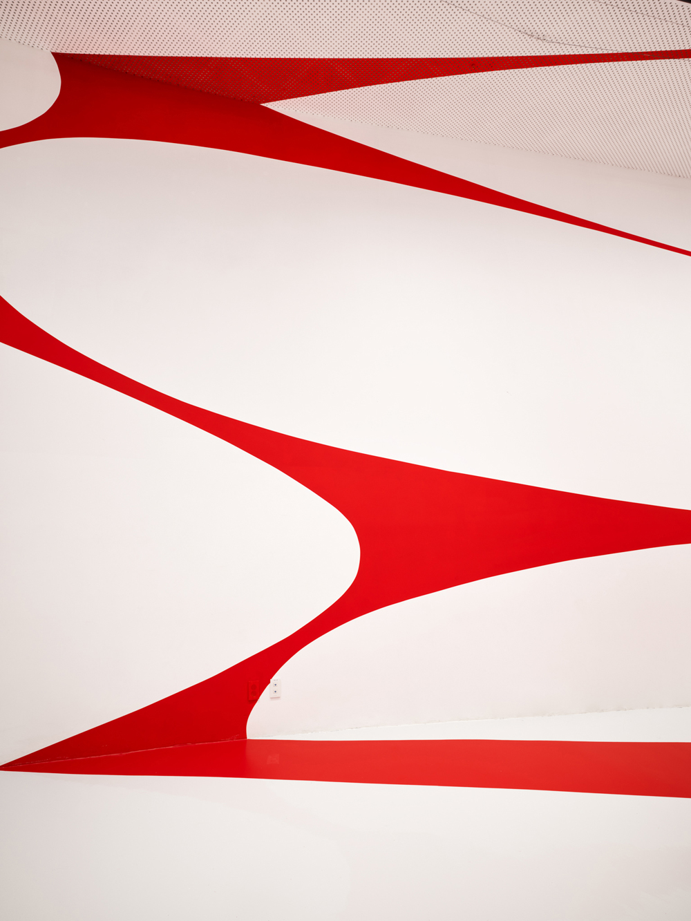 Hollowed out red square, Dongdaemun Design Plaza Design, DDP Center Seoul, Corée du Sud, 2024, Exibition : Colors Shapes Movements