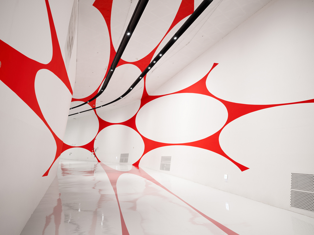 Hollowed out red square, Dongdaemun Design Plaza Design, DDP Center Seoul, Corée du Sud, 2024, Exibition : Colors Shapes Movements