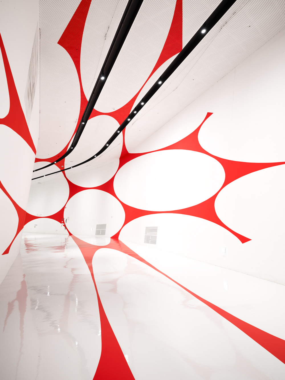 Hollowed out red square, Dongdaemun Design Plaza Design, DDP Center Seoul, Corée du Sud, 2024, Exibition : Colors Shapes Movements