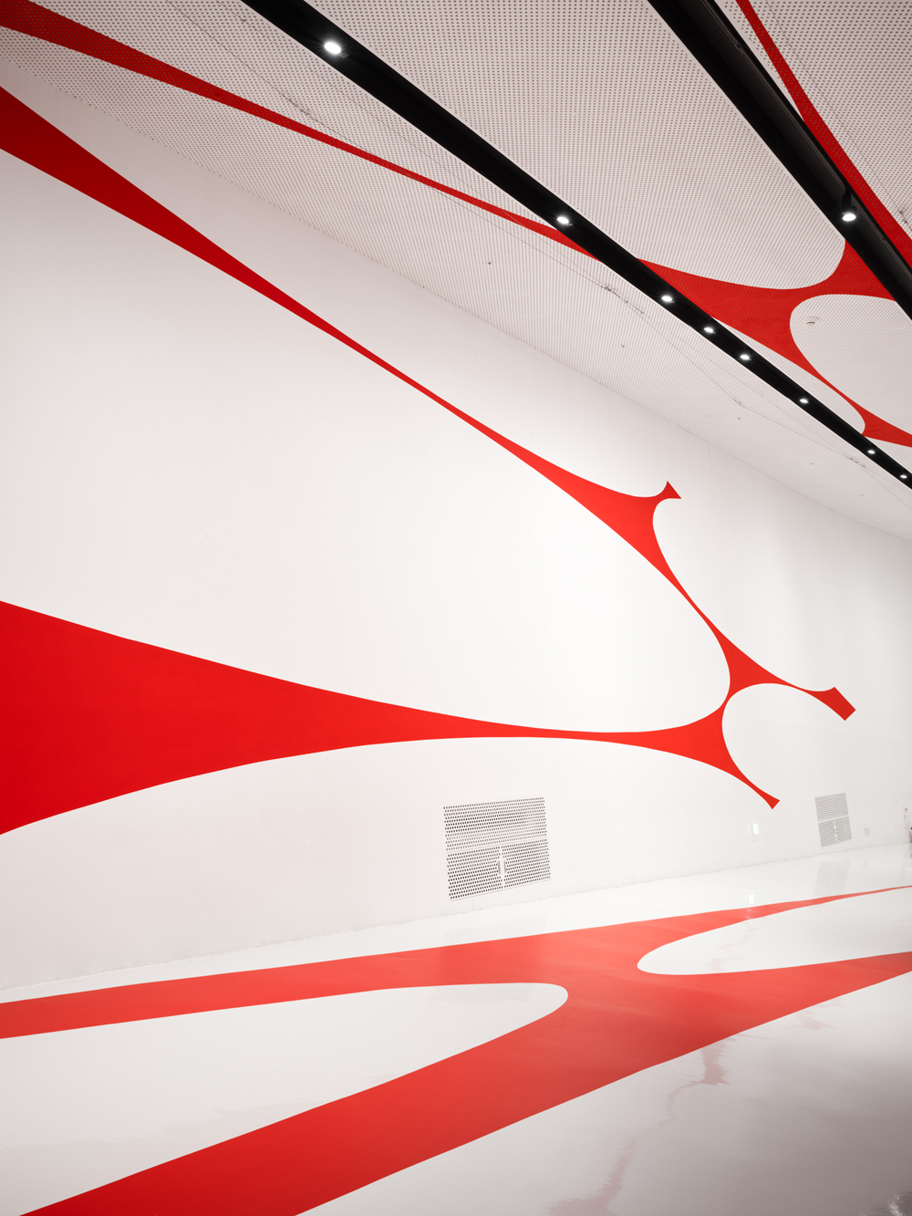 Hollowed out red square, Dongdaemun Design Plaza Design, DDP Center Seoul, Corée du Sud, 2024, Exibition : Colors Shapes Movements