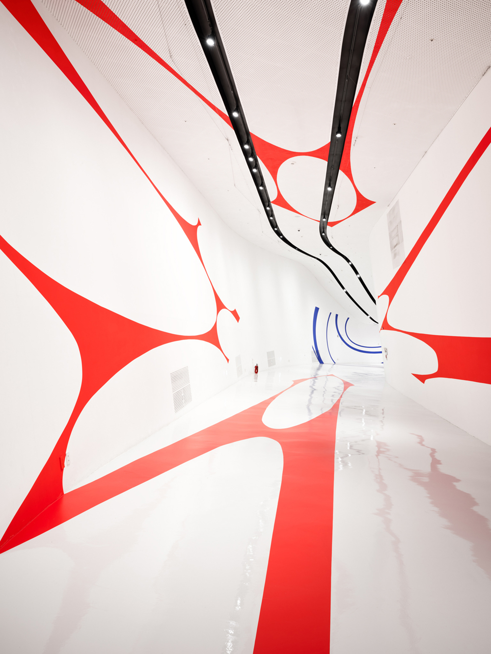 Hollowed out red square, Dongdaemun Design Plaza Design, DDP Center Seoul, Corée du Sud, 2024, Exibition : Colors Shapes Movements