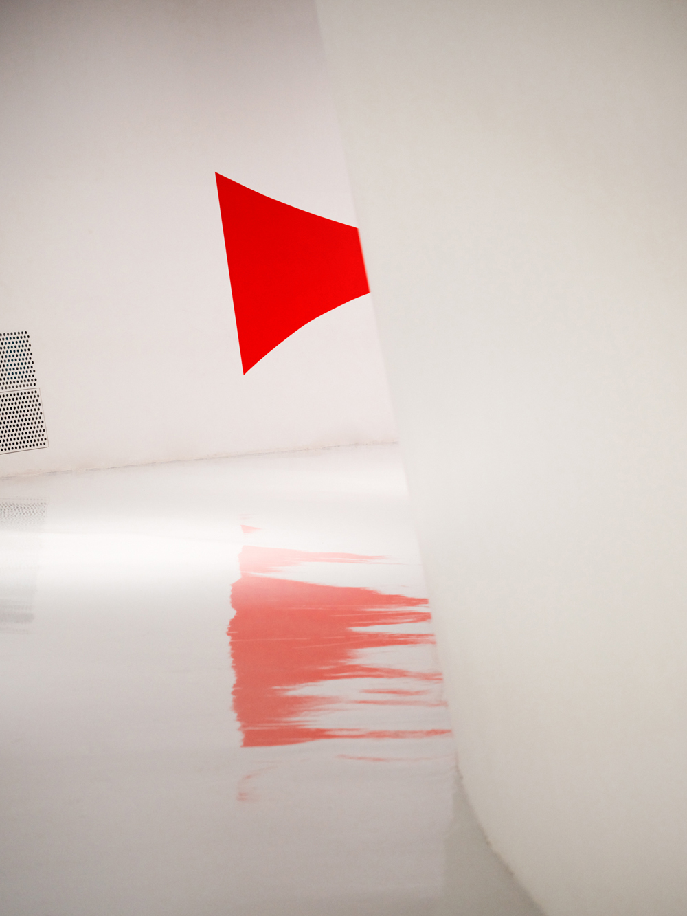 Hollowed out red square, Dongdaemun Design Plaza Design, DDP Center Seoul, Corée du Sud, 2024, Exibition : Colors Shapes Movements