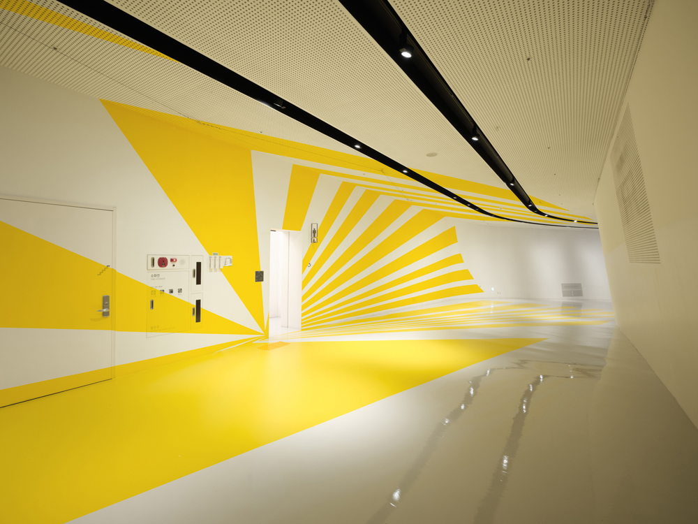 From corner to triangle, Dongdaemun Design Plaza Design, DDP Center Seoul, Corée du Sud, 2024, Exibition : Colors Shapes Movements
