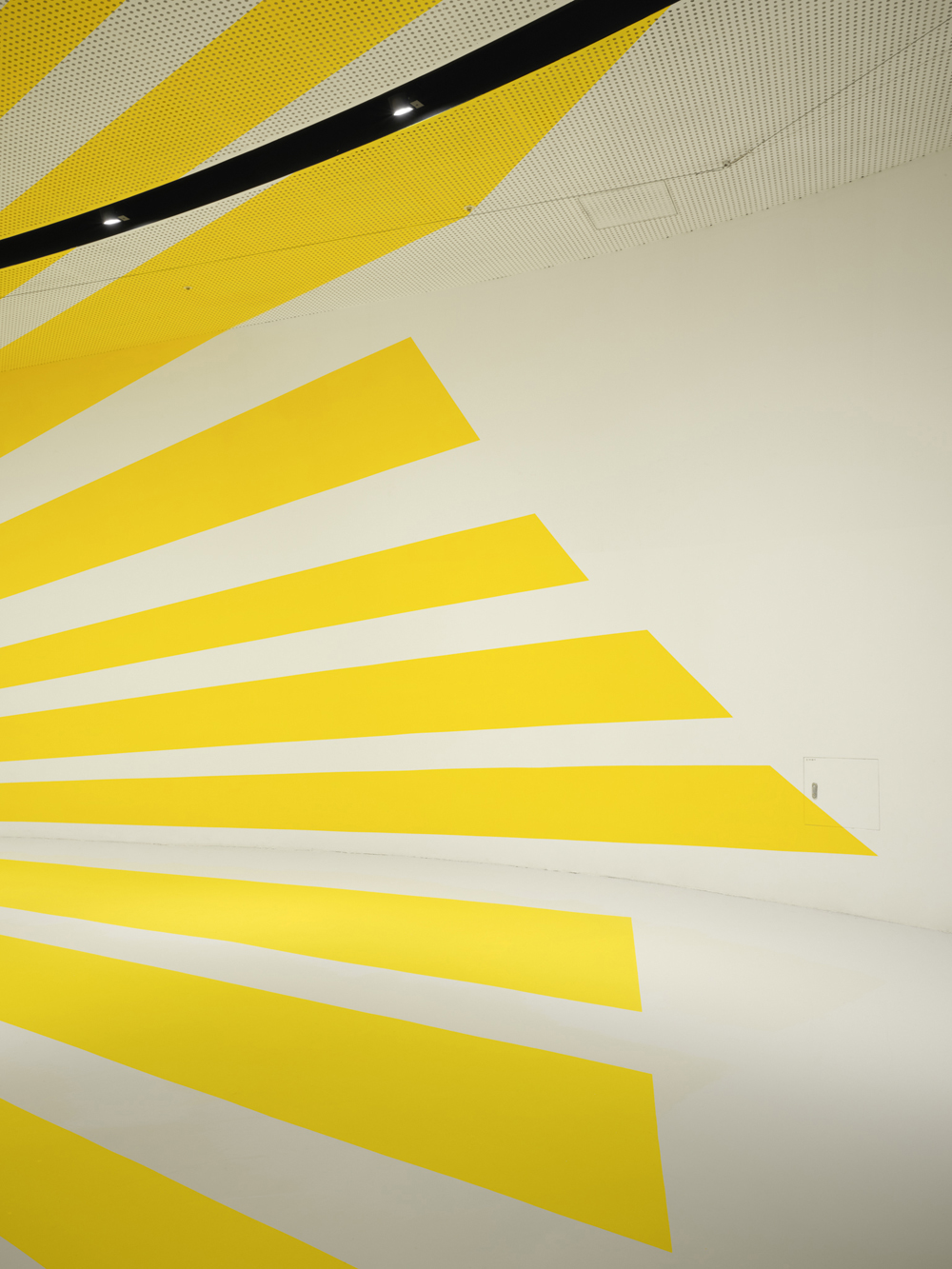 From corner to triangle, Dongdaemun Design Plaza Design, DDP Center Seoul, Corée du Sud, 2024, Exibition : Colors Shapes Movements