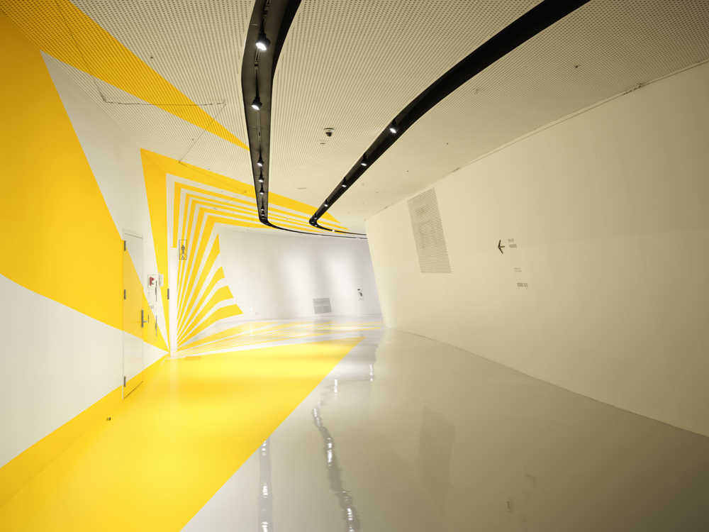 From corner to triangle, Dongdaemun Design Plaza Design, DDP Center Seoul, Corée du Sud, 2024, Exibition : Colors Shapes Movements