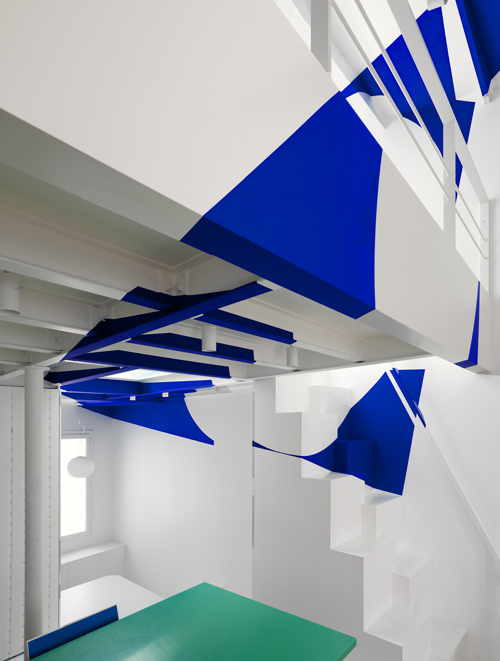 Ellipse dans le triangle, France, Coll. : Olivier Varenne, 2025, Site-specific