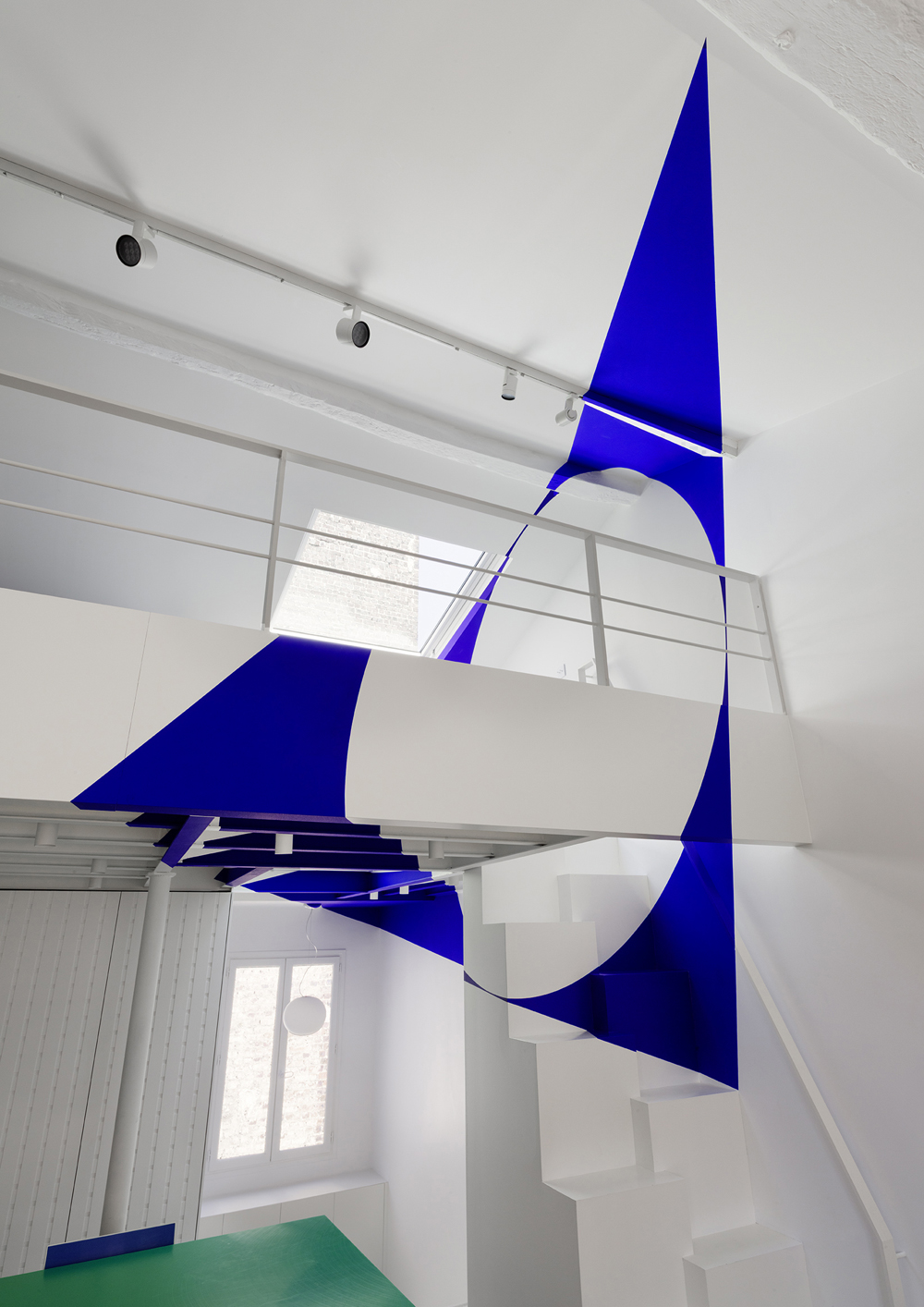 Ellipse dans le triangle, France, Coll. : Olivier Varenne, 2025, Site-specific