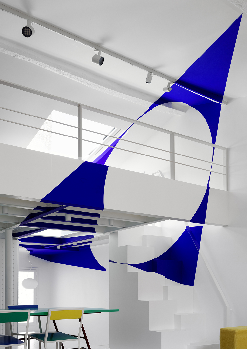 Ellipse dans le triangle, France, Coll. : Olivier Varenne, 2025, Site-specific