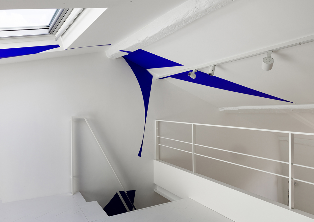 Ellipse dans le triangle, France, Coll. : Olivier Varenne, 2025, Site-specific