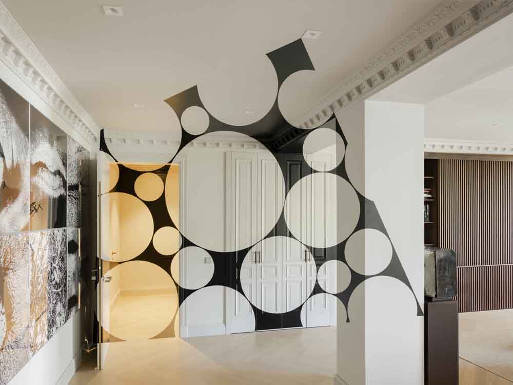 Quadrilatère noir aux cercles percés, Site-specific, Madrid, 2025, Collection : D&C Madrid