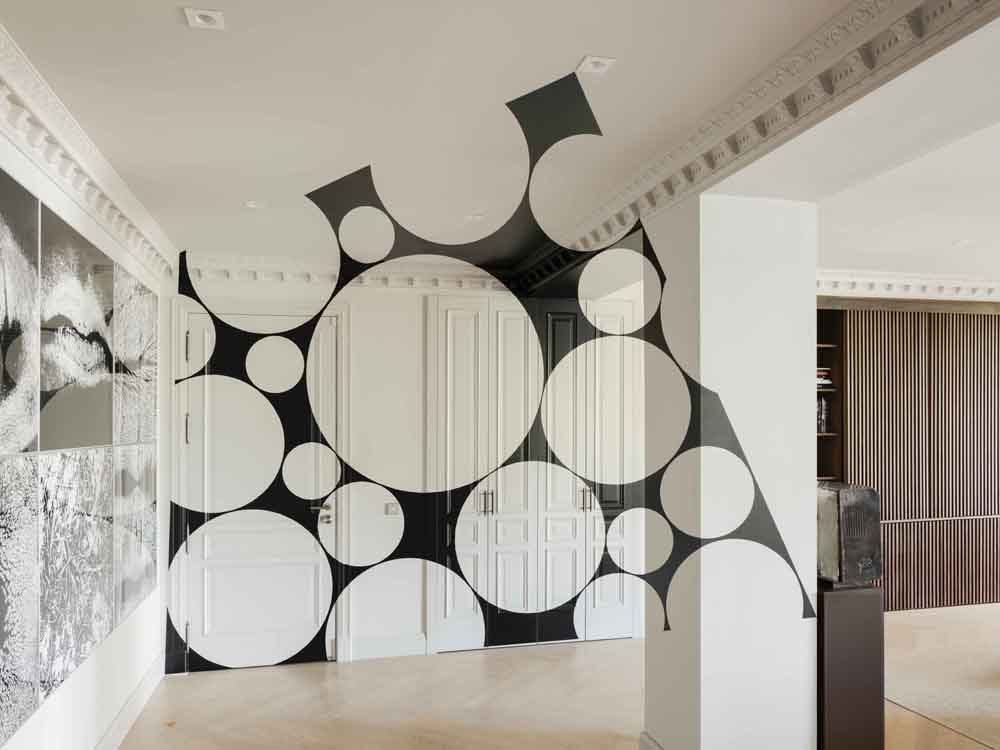 Quadrilatère noir aux cercles percés, Site-specific, Madrid, 2025, Collection : D&C Madrid
