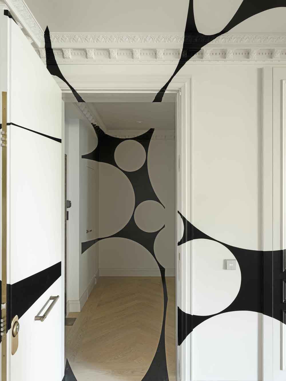 Quadrilatère noir aux cercles percés, Site-specific, Madrid, 2025, Collection : D&C Madrid