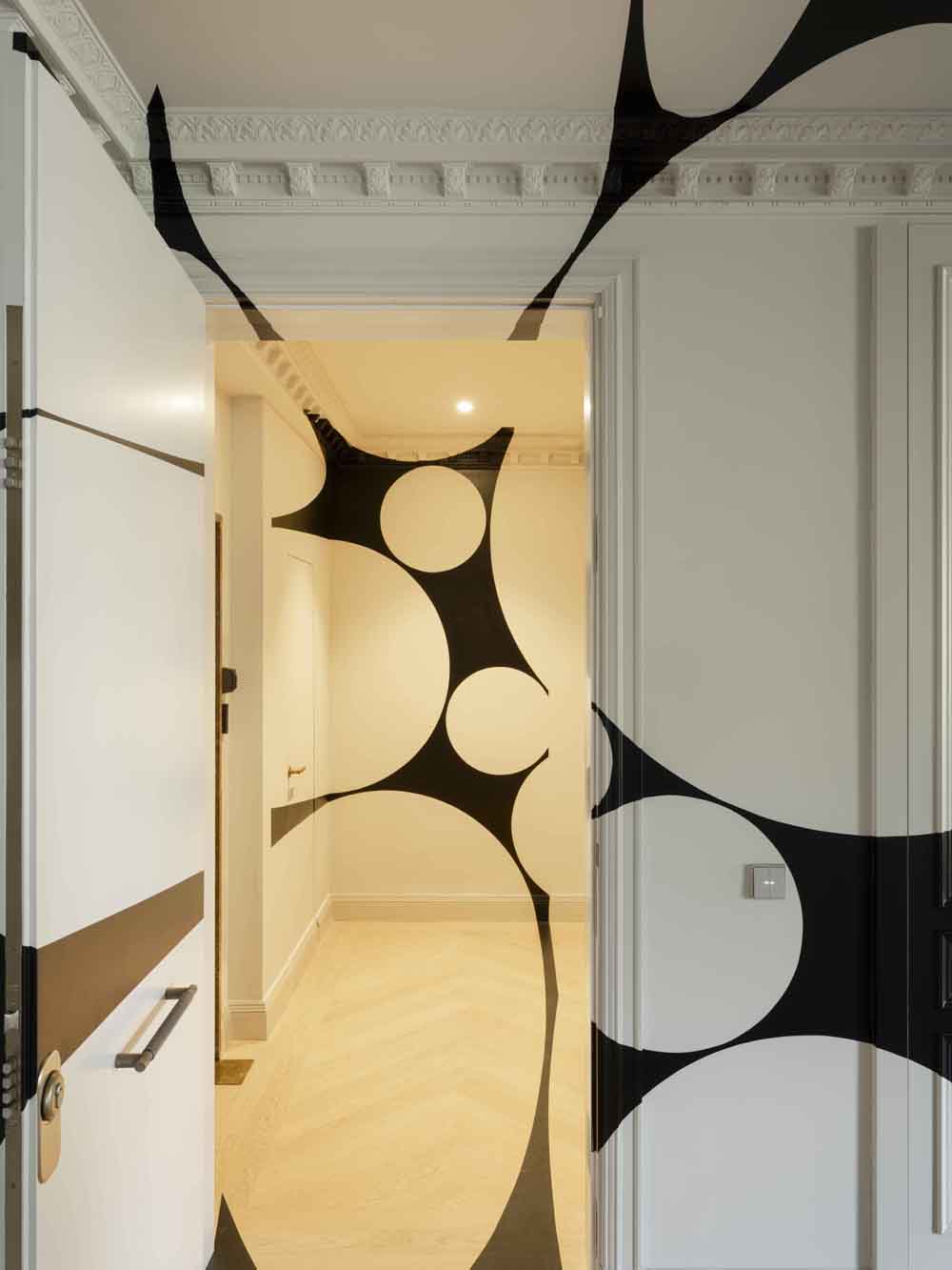 Quadrilatère noir aux cercles percés, Site-specific, Madrid, 2025, Collection : D&C Madrid