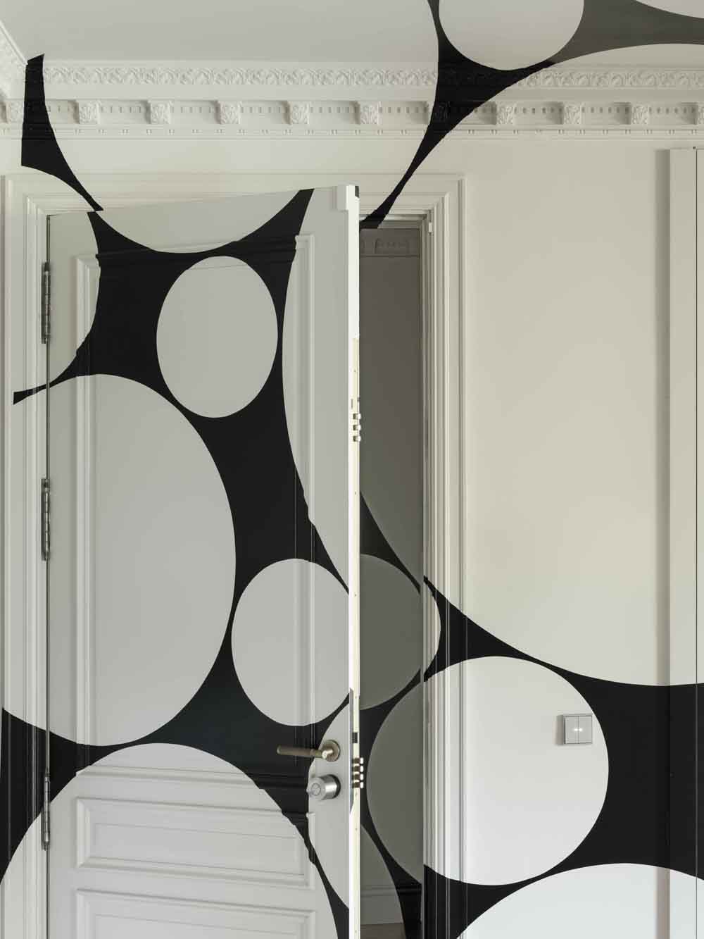 Quadrilatère noir aux cercles percés, Site-specific, Madrid, 2025, Collection : D&C Madrid