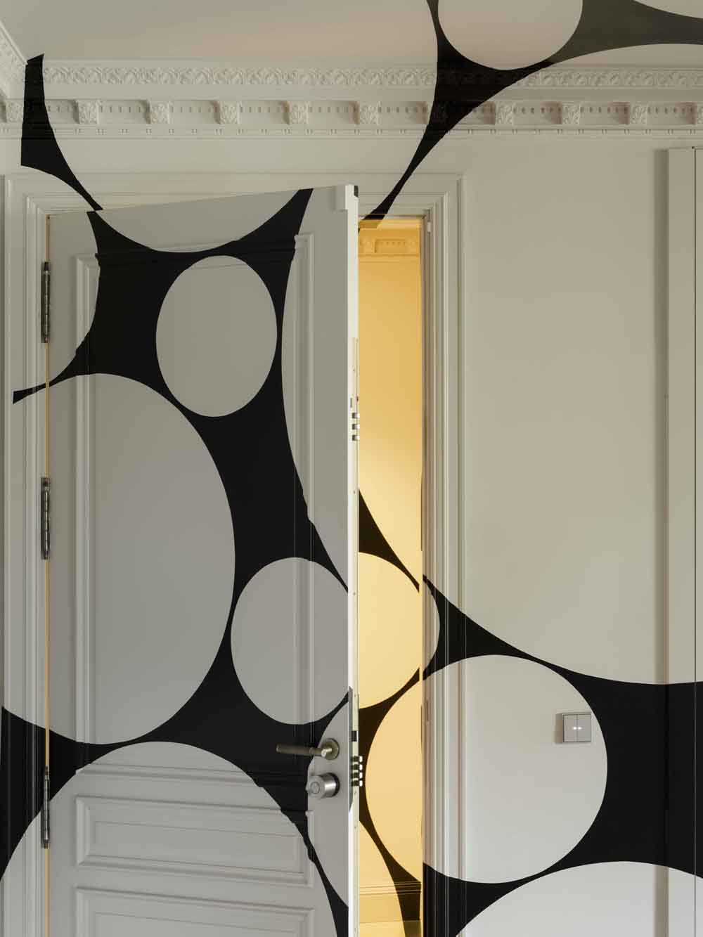 Quadrilatère noir aux cercles percés, Site-specific, Madrid, 2025, Collection : D&C Madrid