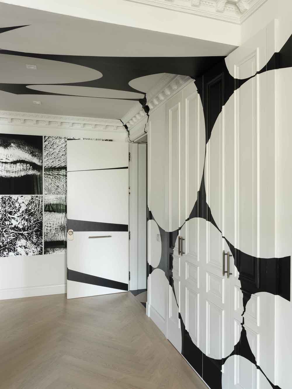 Quadrilatère noir aux cercles percés, Site-specific, Madrid, 2025, Collection : D&C Madrid