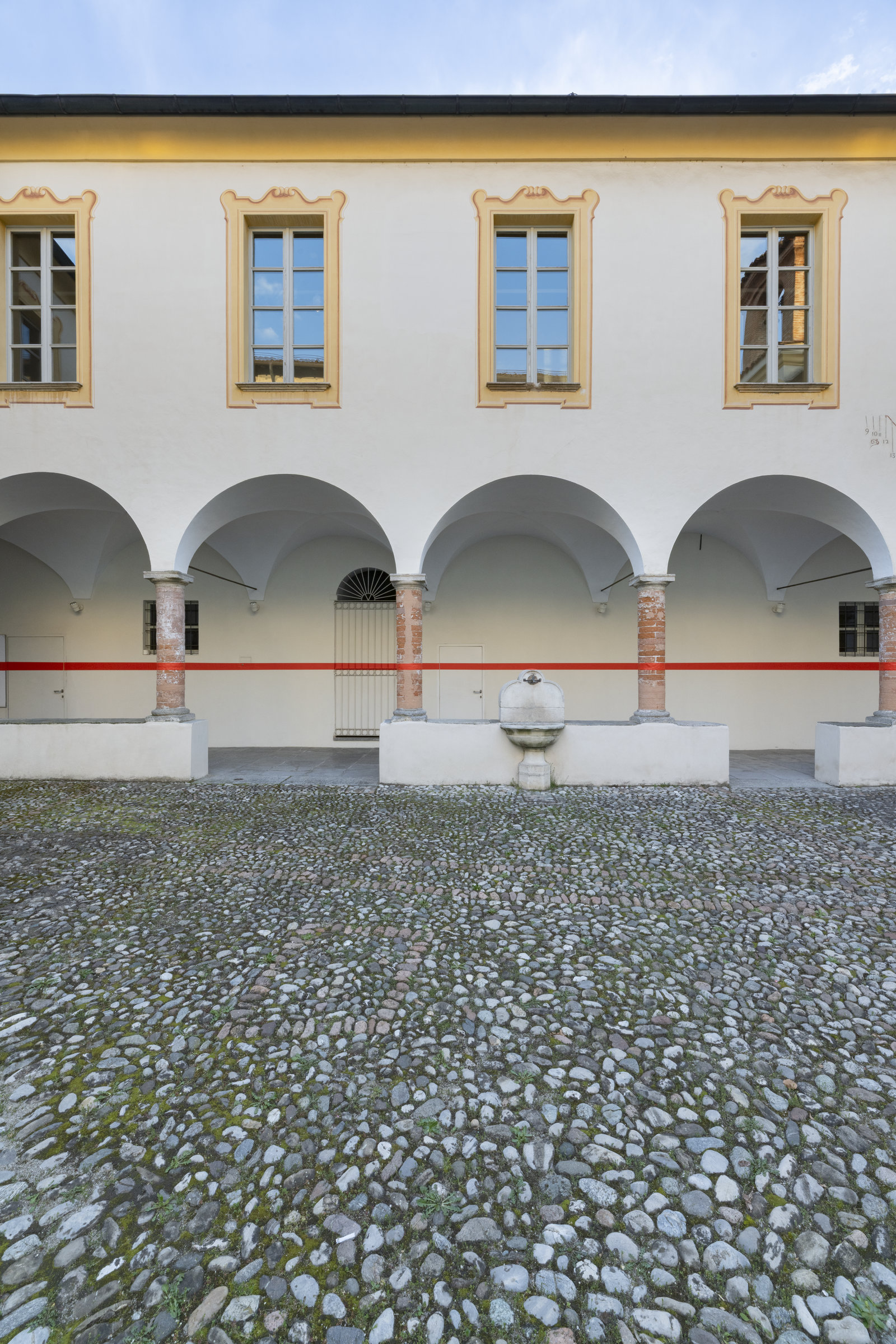 360° rouge n°2, Kassel, 1989 / Actualisation n° 4, Museo d'arte Mendrisio, Mendrisio 2026 Collection: Centre Pompidou, Musée national d'art moderne, Paris AM 2001-115