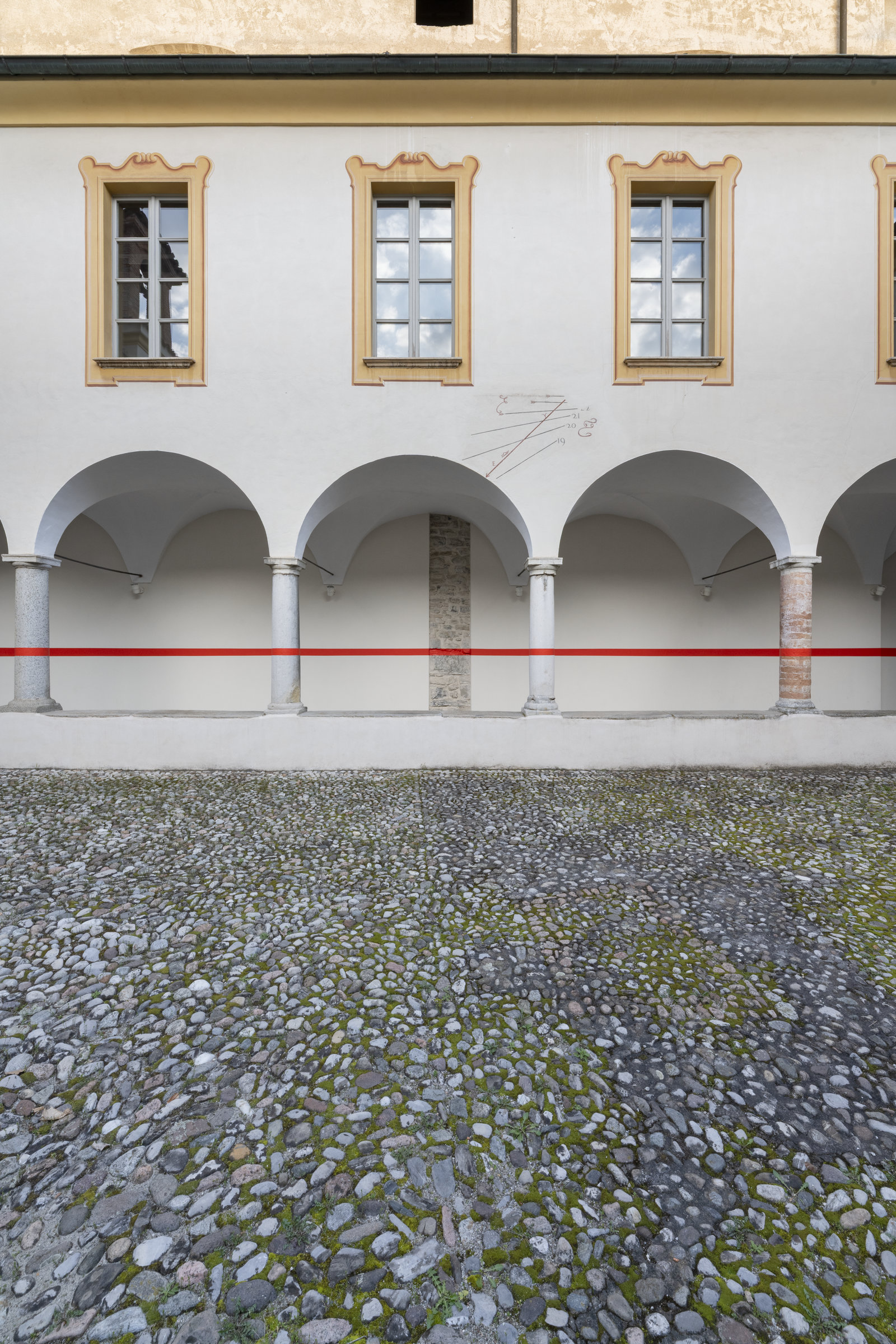 360° rouge n°2, Kassel, 1989 / Actualisation n° 4, Museo d'arte Mendrisio, Mendrisio 2026 Collection: Centre Pompidou, Musée national d'art moderne, Paris AM 2001-115